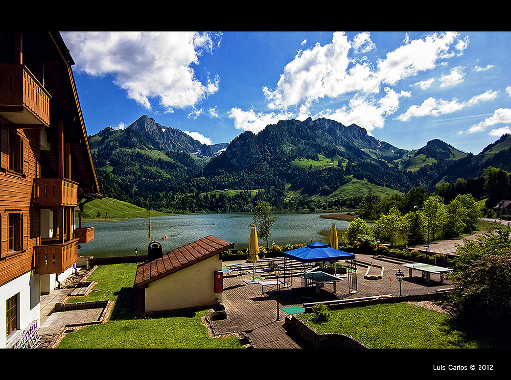 Vistas desde mi habitación en la Hostellerie am Schwarzsee, lago Negro de Suiza