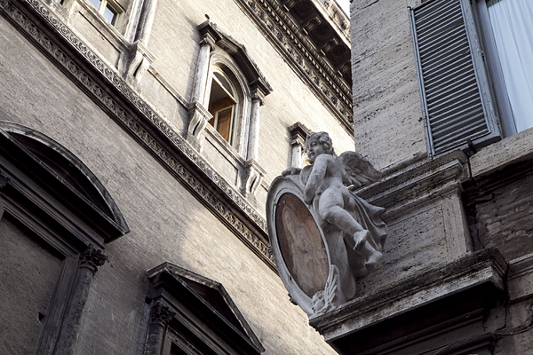 Figura de un ángel en una fachada de Roma, Italia