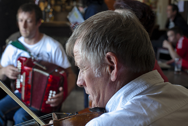 Músicos en un pub de Arranmore, Donegal, Irlanda