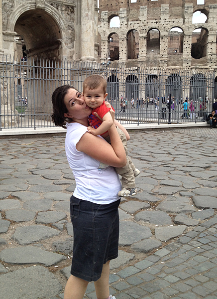 maria y daniel en las afueras de El Coliseo, en Roma, viajar a roma con un bebé