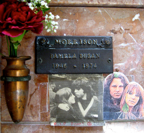 tumba de Pamela Couson, la novia de Jim Morrison