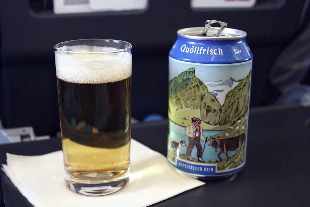 cerveza servida en clase business en swiss airlines