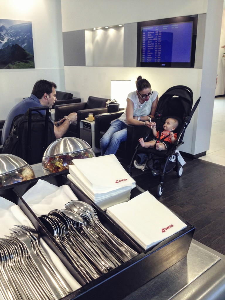 Familia en la sala VIP del aeropuerto de Ginebra en Suiza, Swiss Airlines