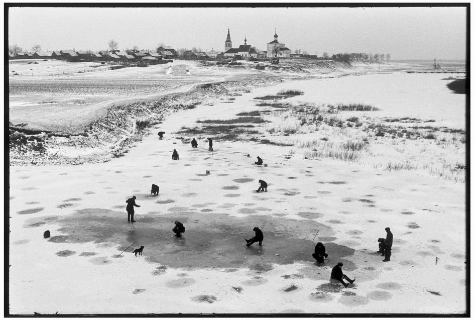 SOVIET-UNION.-Russia.-Vladimir-oblast.-Suzdal.-1972.-Fishermen-on-a-frozen-river.