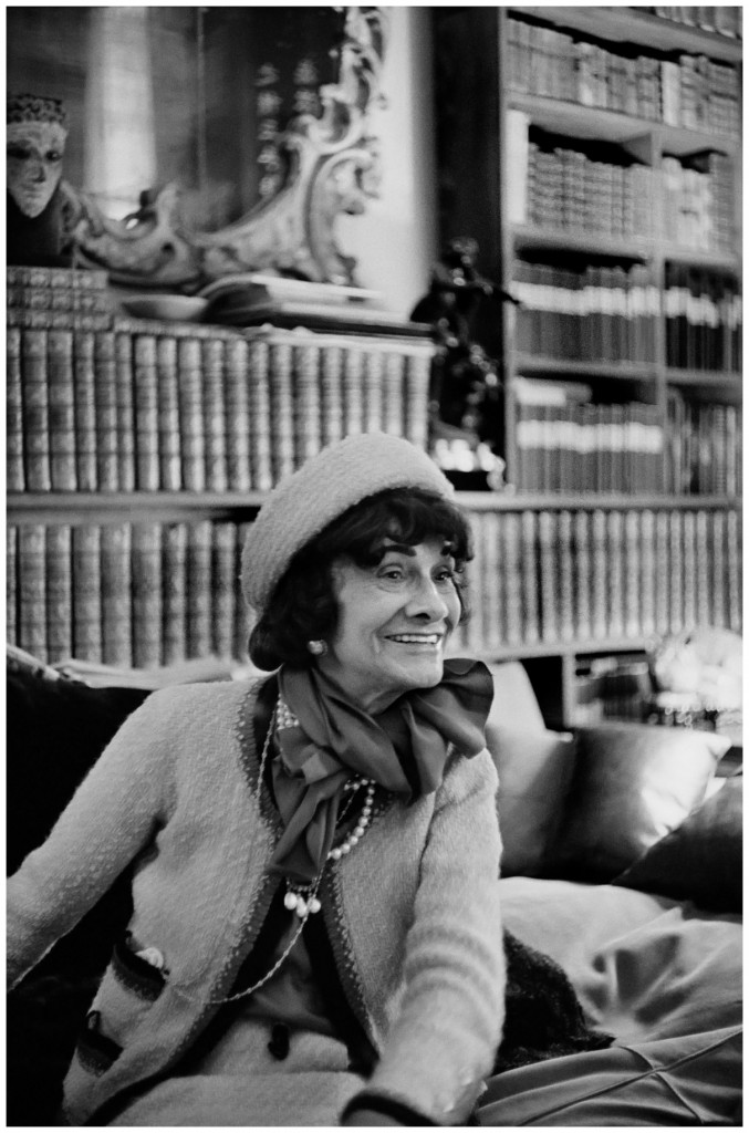 mademoiselle-chanel-in-her-apartment-31-rue-cambon-by-cartier-bresson-1964