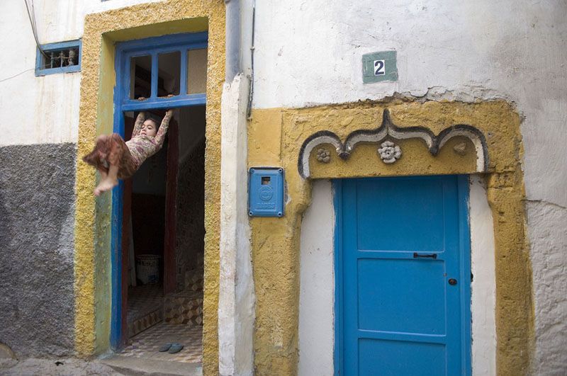 MARRUECOS. SAFI. Nia jugando en la medina.