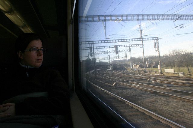 Un pasajero viaja en un tren tren, ferrocarril, pasajero, tren
