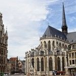 Ayuntamiento y Catedral en Lovaina, Bélgica