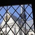Vista de la catedral a través de una ventana del Ayuntamiento de Lovaina