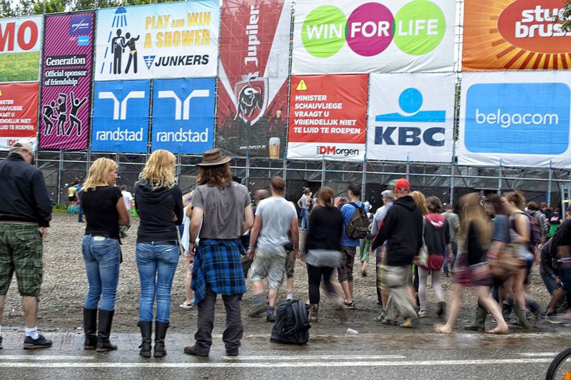 Entrada al Rock Werchter Gente entrando por los accesos del Rock Werchter, en Bélgica