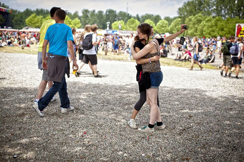Asistentes al Rock Werchter Asistentes al Rock Werchter se hacen una fotografía, Bélgica