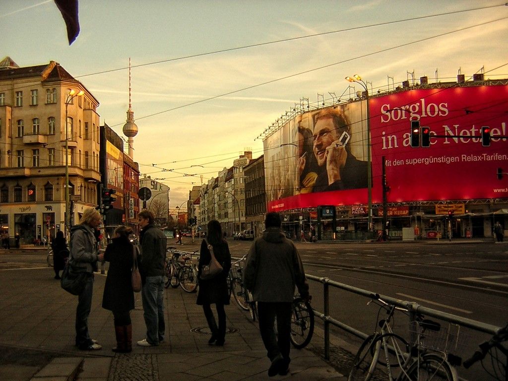 Calles de Berlín, Alemania, con la torre de la televisión al fondodo