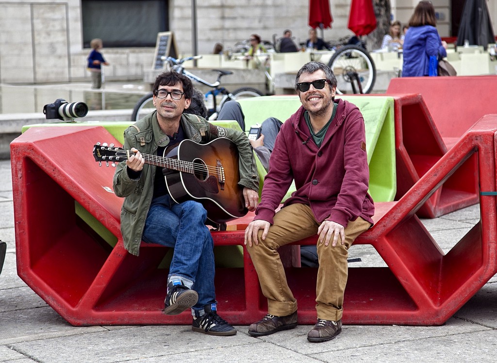 Ivan Ferreiro y Amaro cantan en las calles de Viena