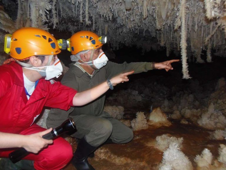 Un viaje a la cueva más exclusiva de España Un viaje a la cueva más exclusiva de España